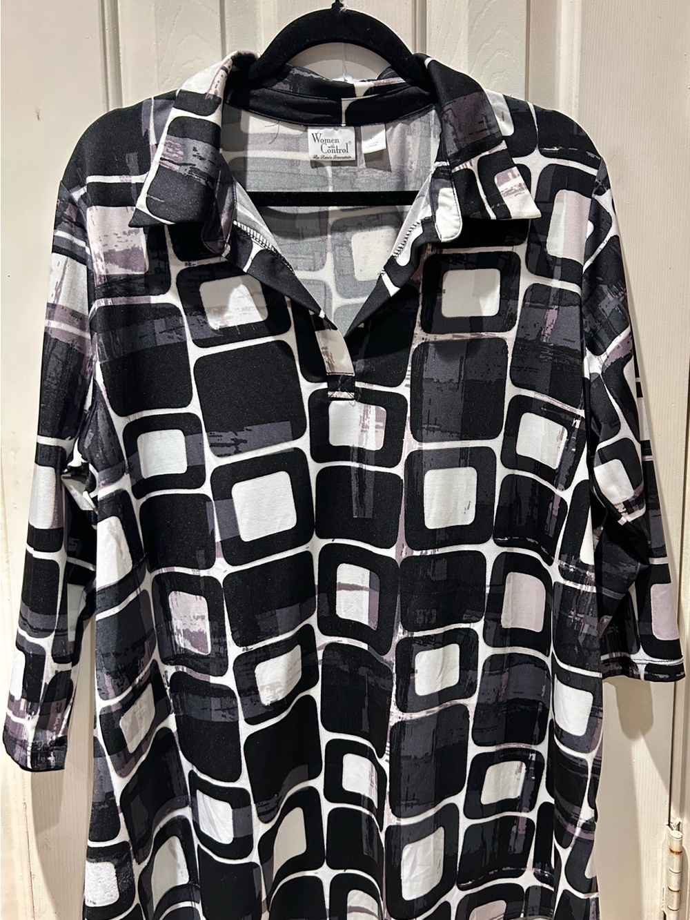 Women with Control Black and White Geometric Tunic Top